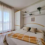 One Bedroom Flat In A With Pool Apartment *